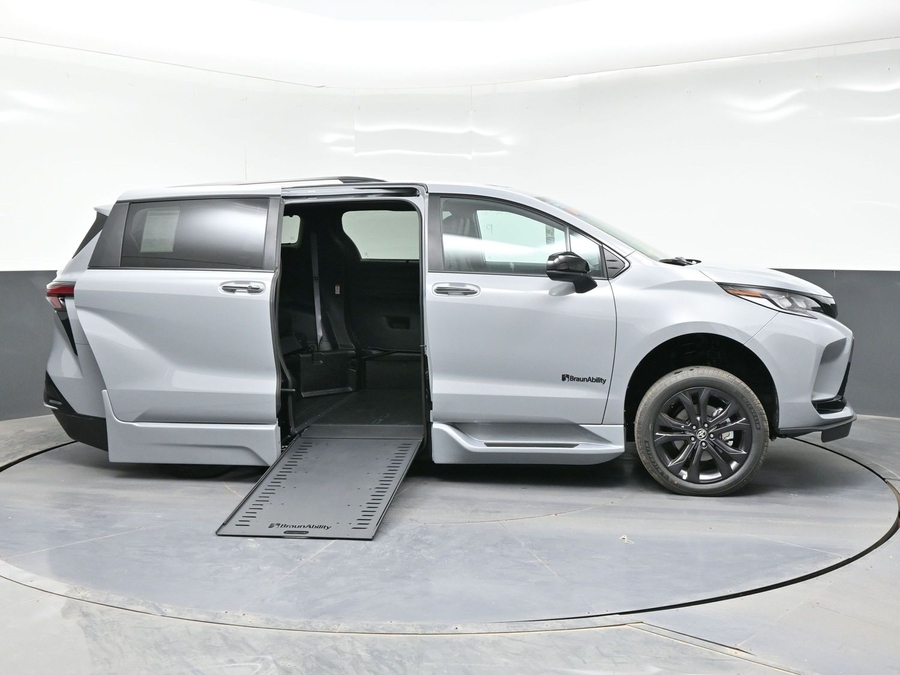 New 2026 Toyota Sienna Hybrid XSE Sport - BraunAbility Side Entry Entry In Floor Automatic Ramp