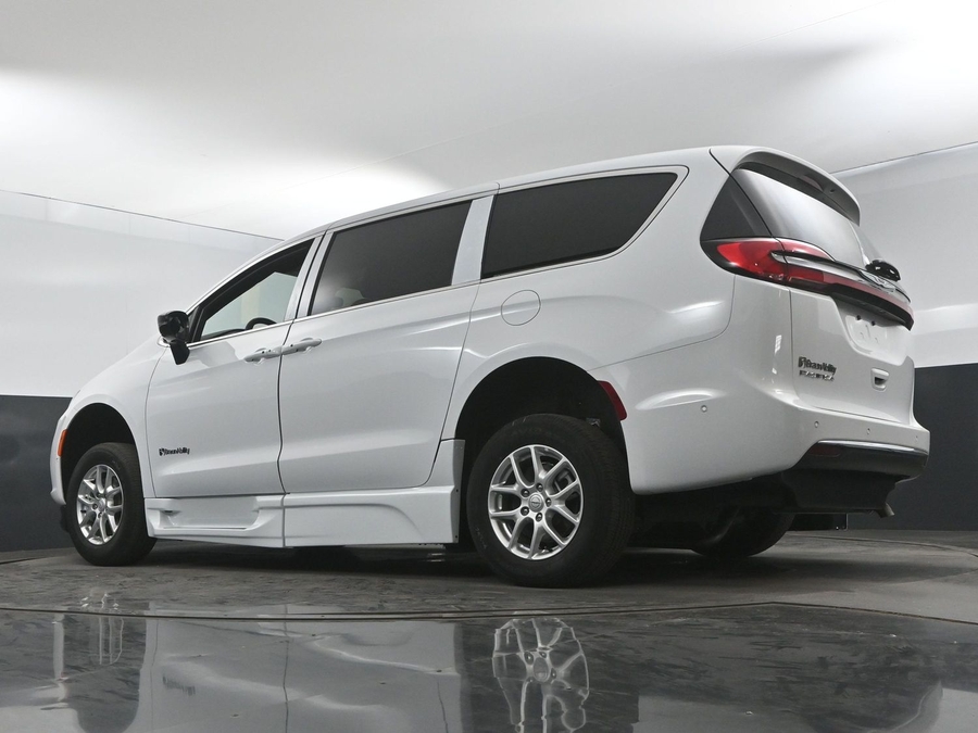 New 2025 Chrysler Pacifica Select Safety - BraunAbility Side Entry Entry Fold Out Automatic Ramp