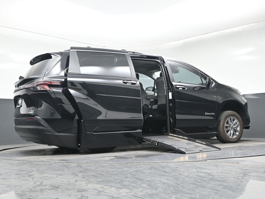 Used 2023 Toyota Sienna Hybrid XLE - BraunAbility Side Entry Entry Fold Out Automatic Ramp