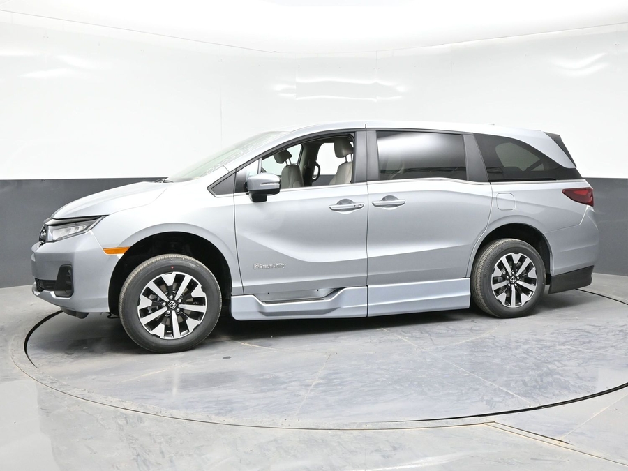 Silver Honda Odyssey image number 2