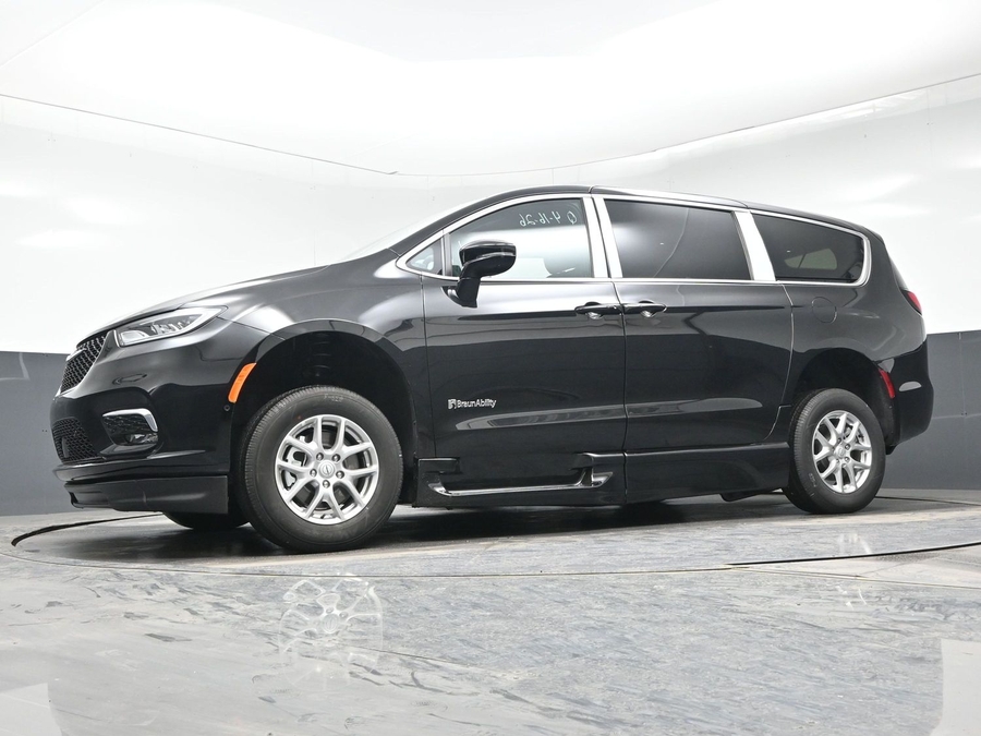 New 2026 Chrysler Pacifica Select Plus - BraunAbility Side Entry In Floor Automatic Ramp