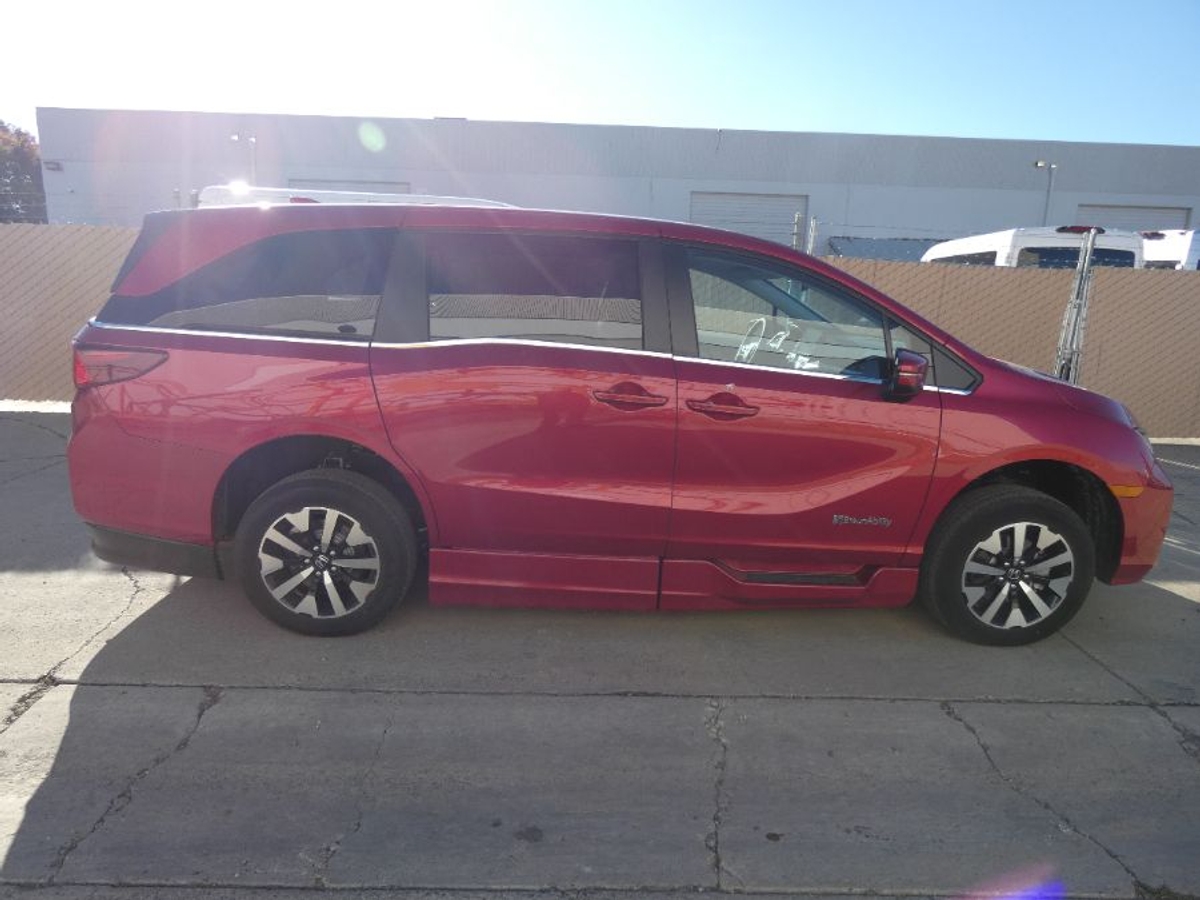Red Honda Odyssey image number 6