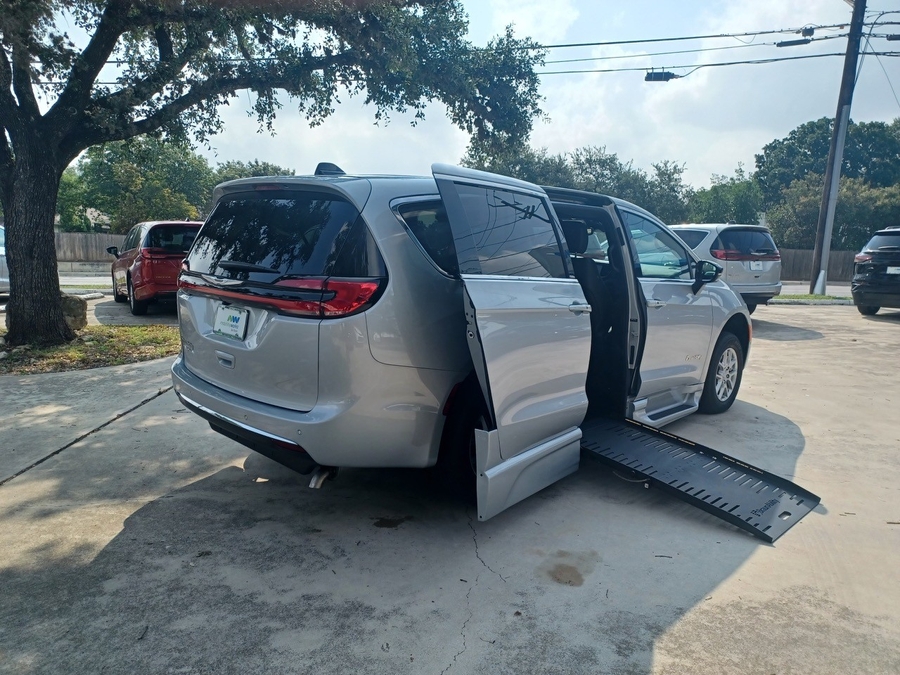 Silver Chrysler Pacifica image number 2