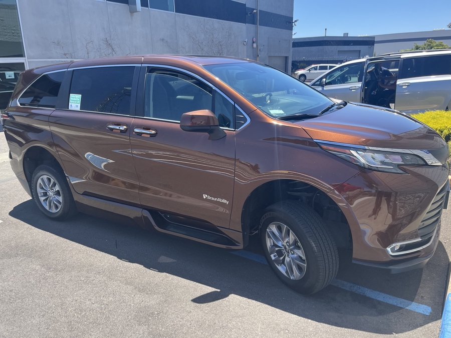 Used 2022 Toyota Sienna Hybrid XLE Base - BraunAbility Side Entry Entry Fold Out Automatic Ramp