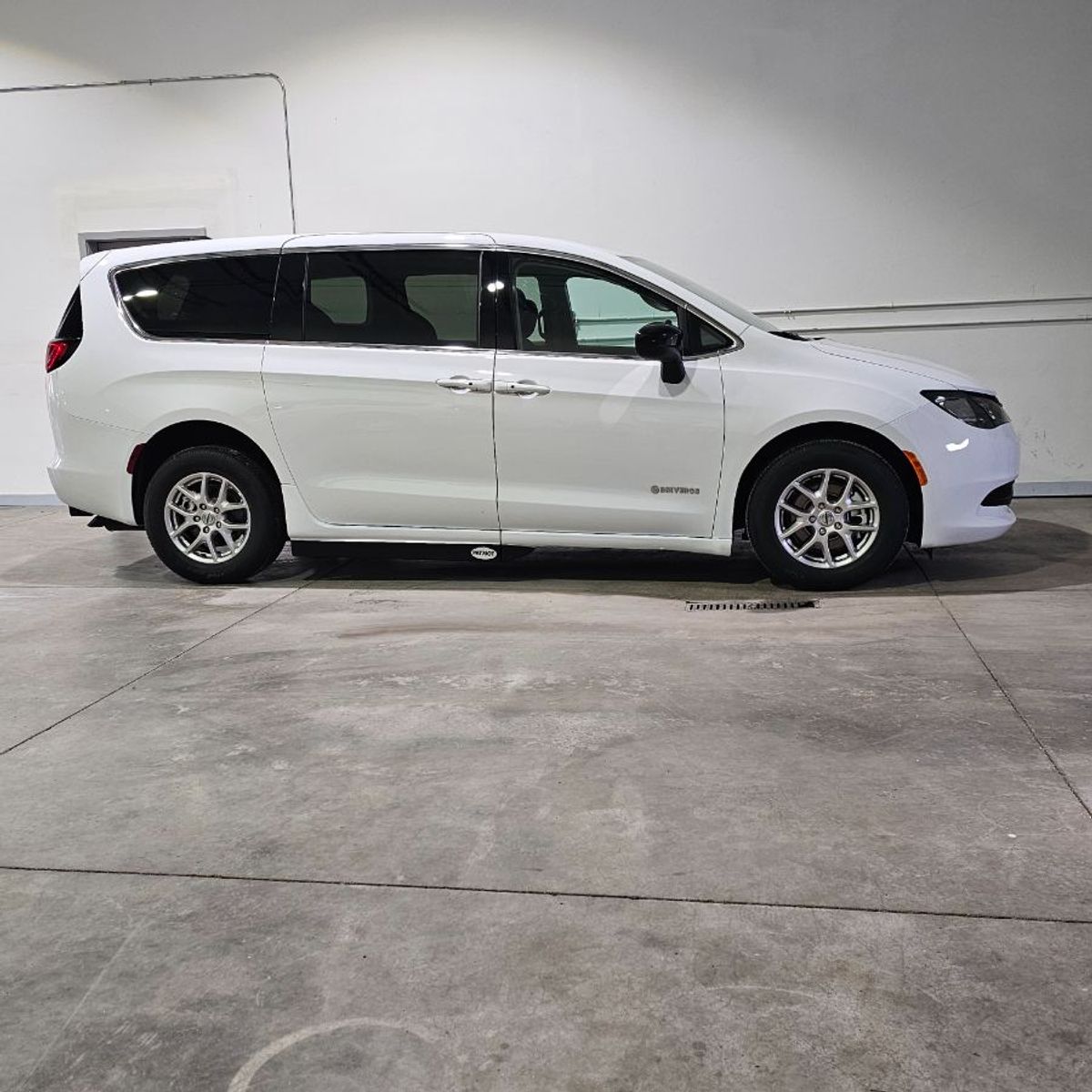 White Chrysler Voyager image number 3