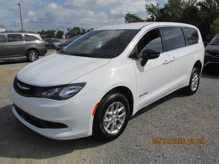 White Chrysler Voyager image number 2