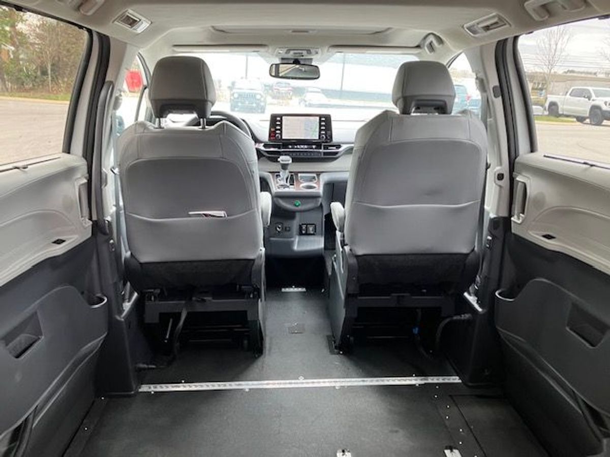 White Toyota Sienna image number 18