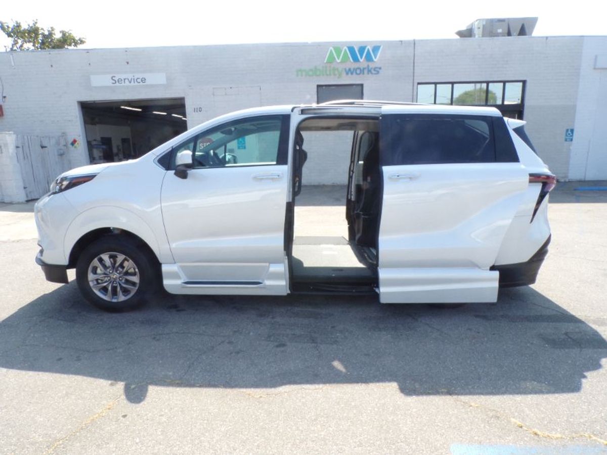 White Toyota Sienna image number 4
