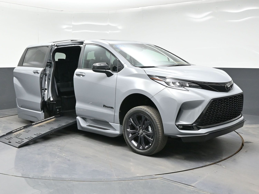 New 2026 Toyota Sienna Hybrid XSE Sport - BraunAbility Side Entry Fold Out Automatic Ramp