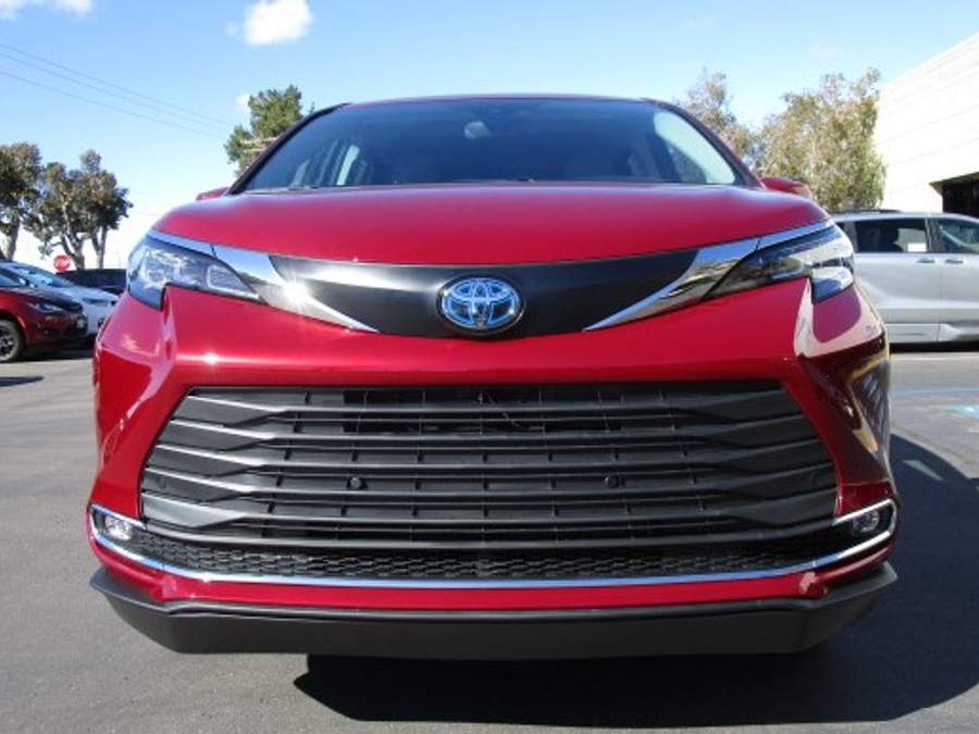 New 2026 Toyota Sienna Hybrid XLE Add - BraunAbility Side Entry Entry In Floor Automatic Ramp