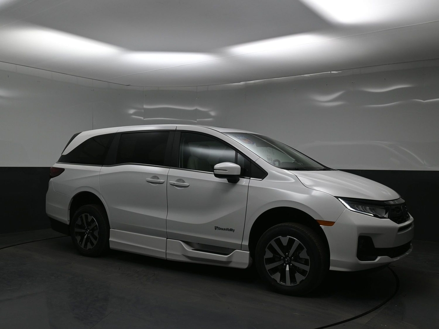 White Honda Odyssey image number 17