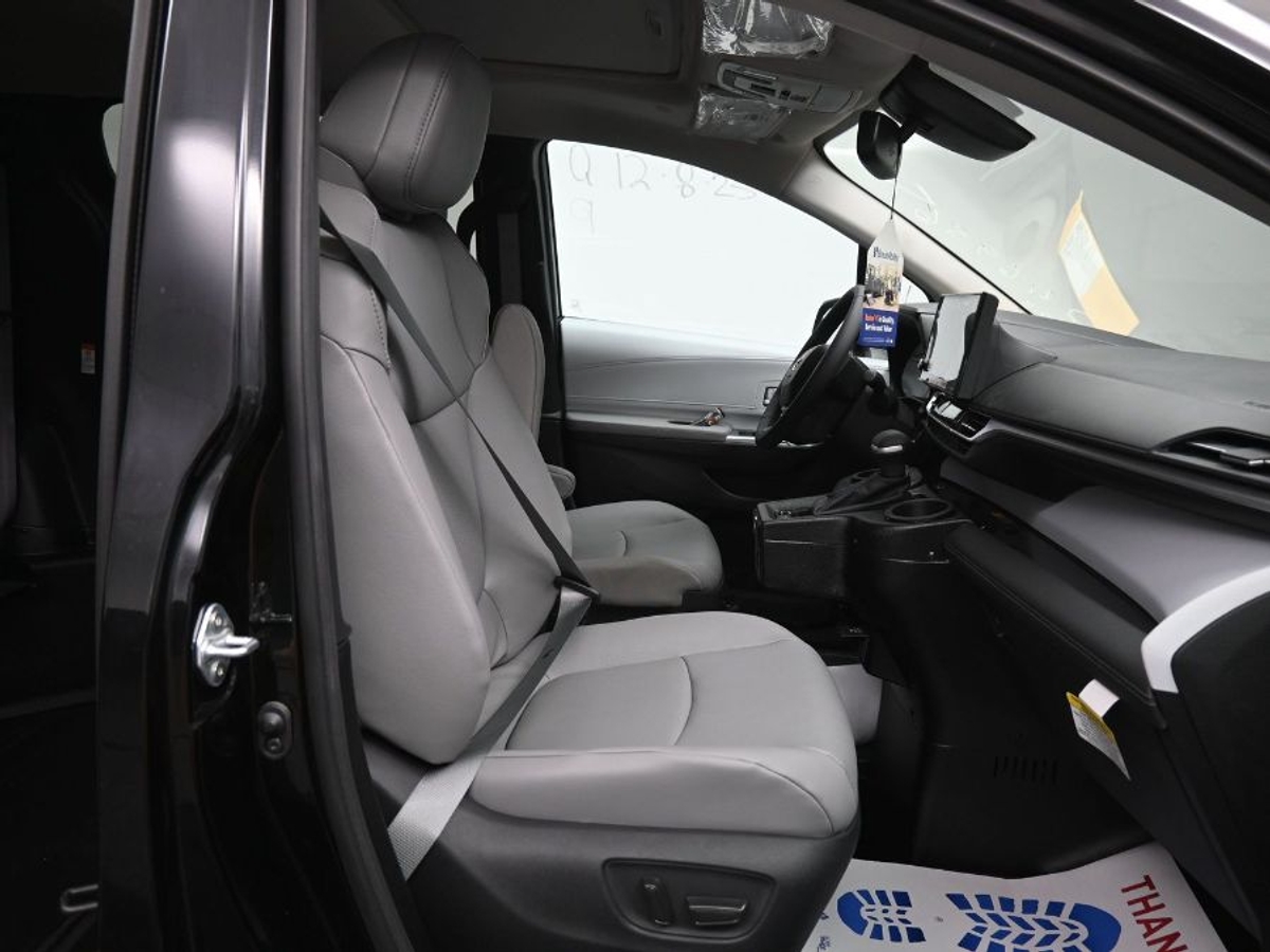 2025 TOYOTA SIENNA - Image 9