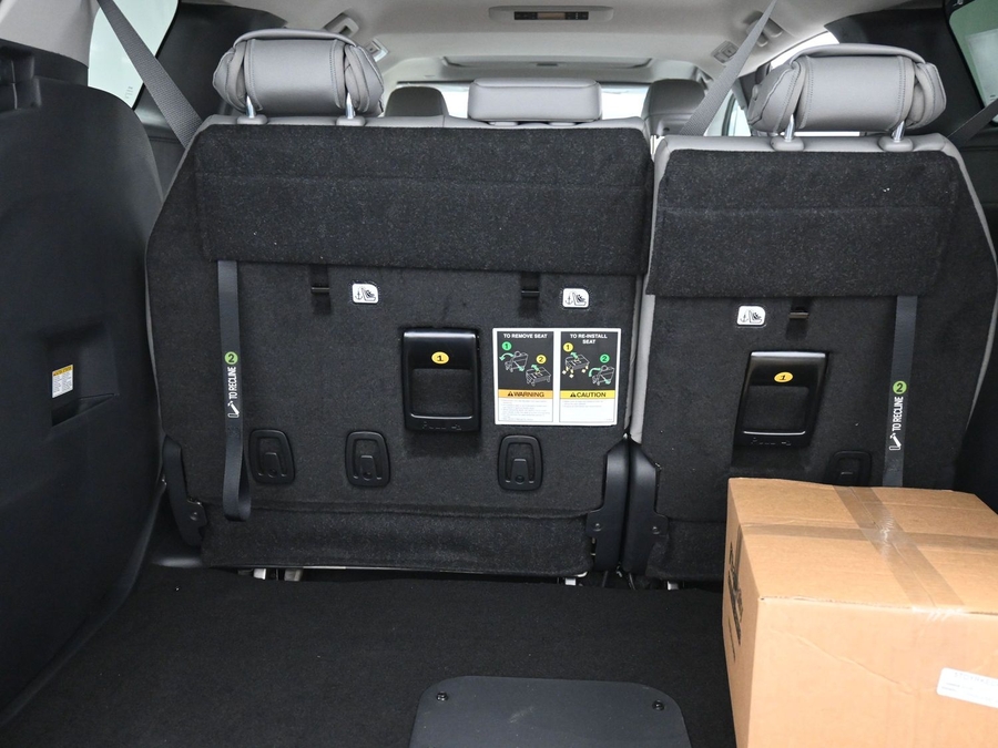 Silver Toyota Sienna image number 13