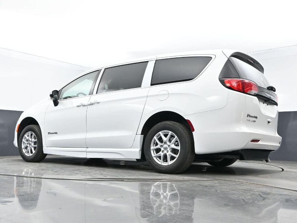White Chrysler Voyager image number 11