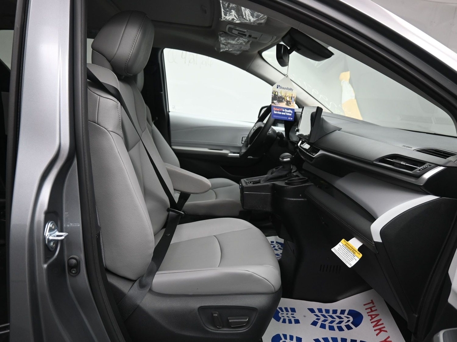 Grey Toyota Sienna image number 8