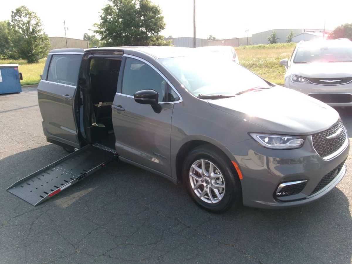Grey Chrysler Pacifica image number 1