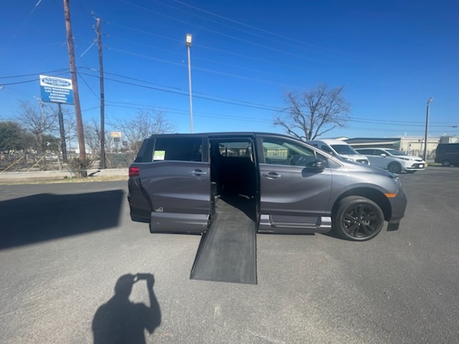 Grey Honda Odyssey image number 8