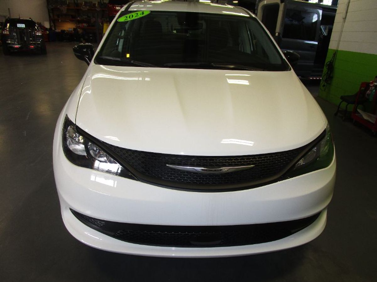 White Chrysler Voyager image number 2