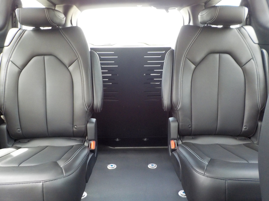 White Chrysler Voyager image number 38