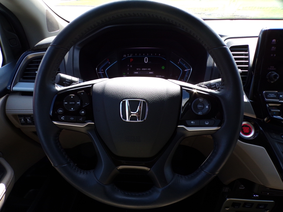 White Honda Odyssey image number 21