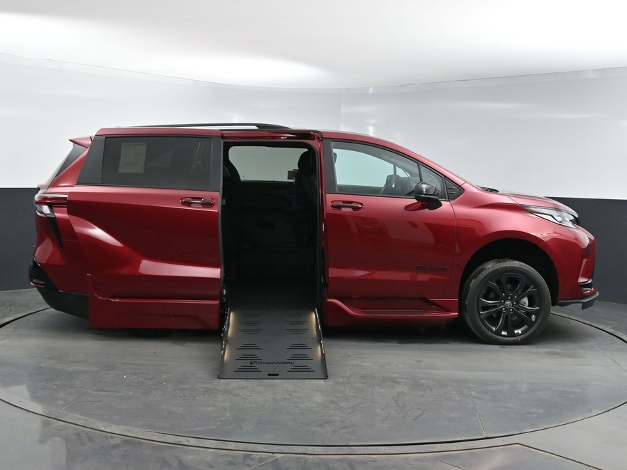 New 2025 Toyota Sienna Hybrid XSE Sport - BraunAbility Side Entry Entry Fold Out Automatic Ramp