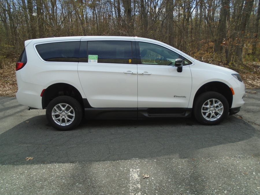 White Chrysler Voyager image number 9