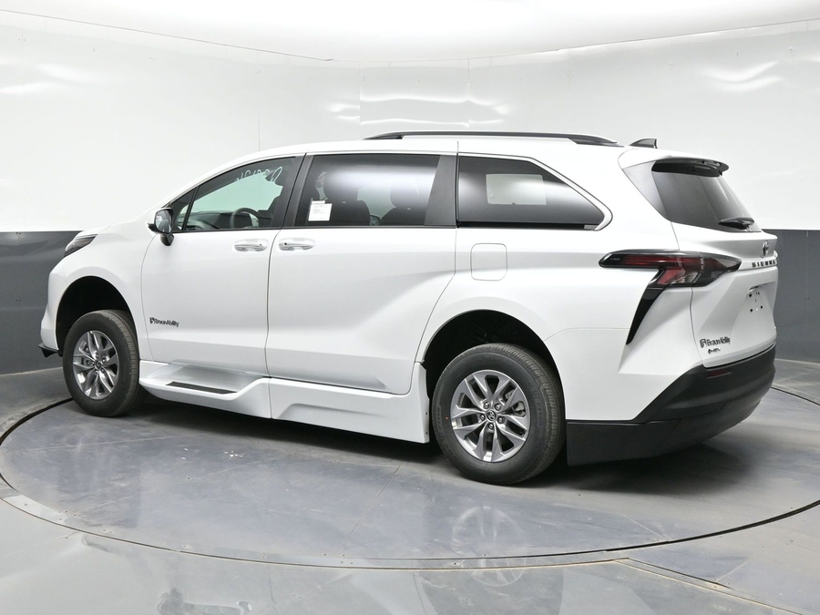 White Toyota Sienna image number 3