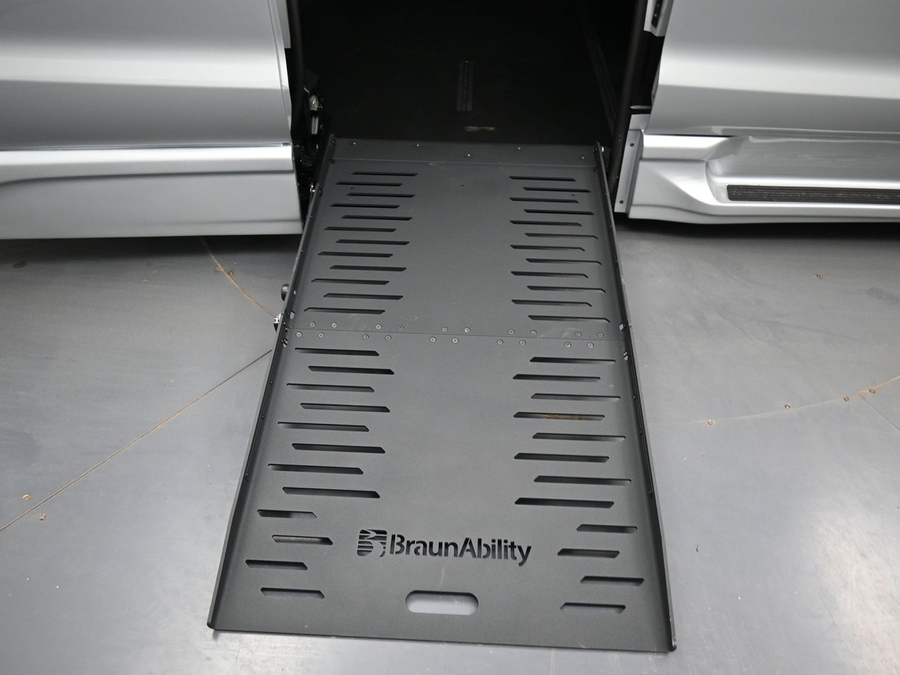 New 2026 Chrysler Pacifica Select Safety - BraunAbility Side Entry Entry Fold Out Automatic Ramp