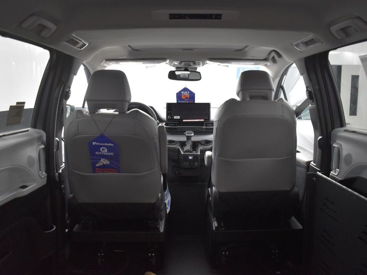 Grey Toyota Sienna image number 8