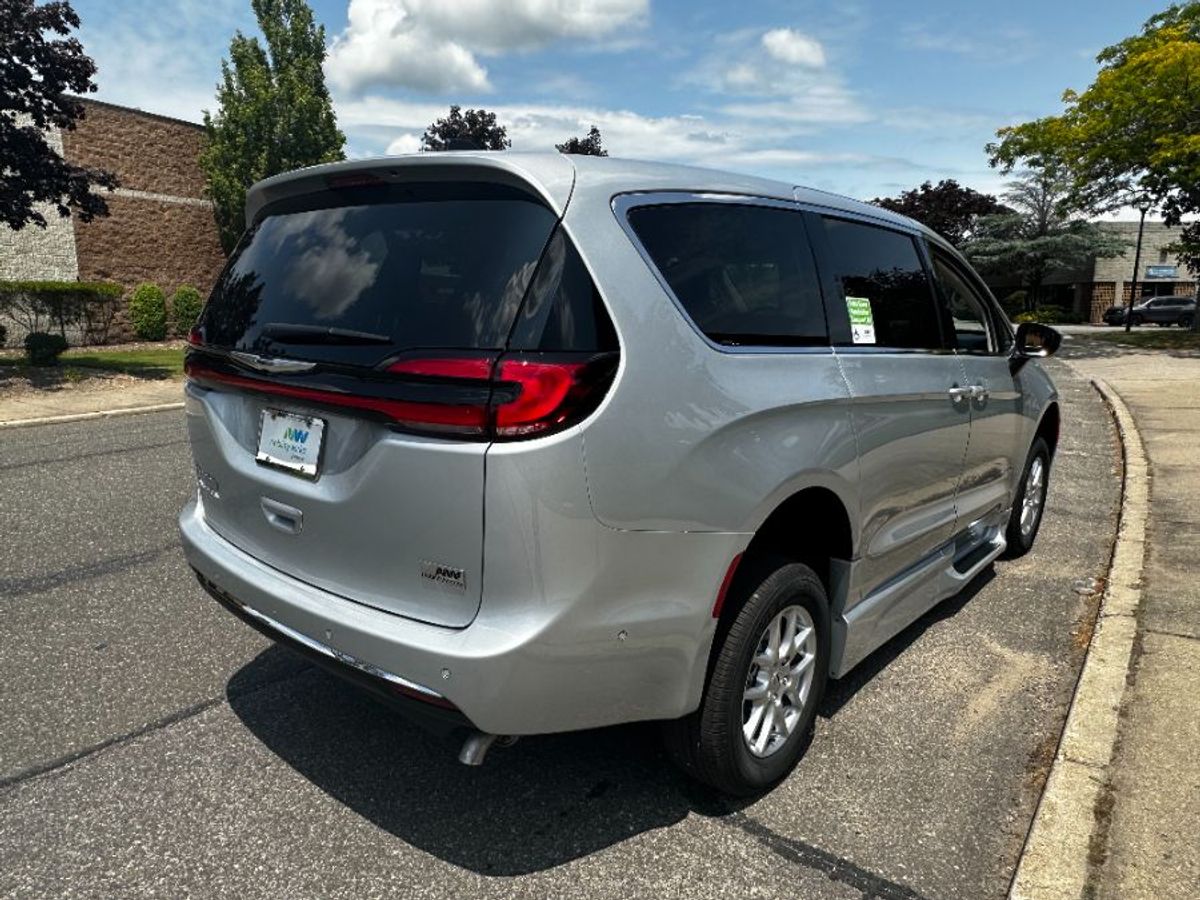 Silver Chrysler Pacifica image number 4