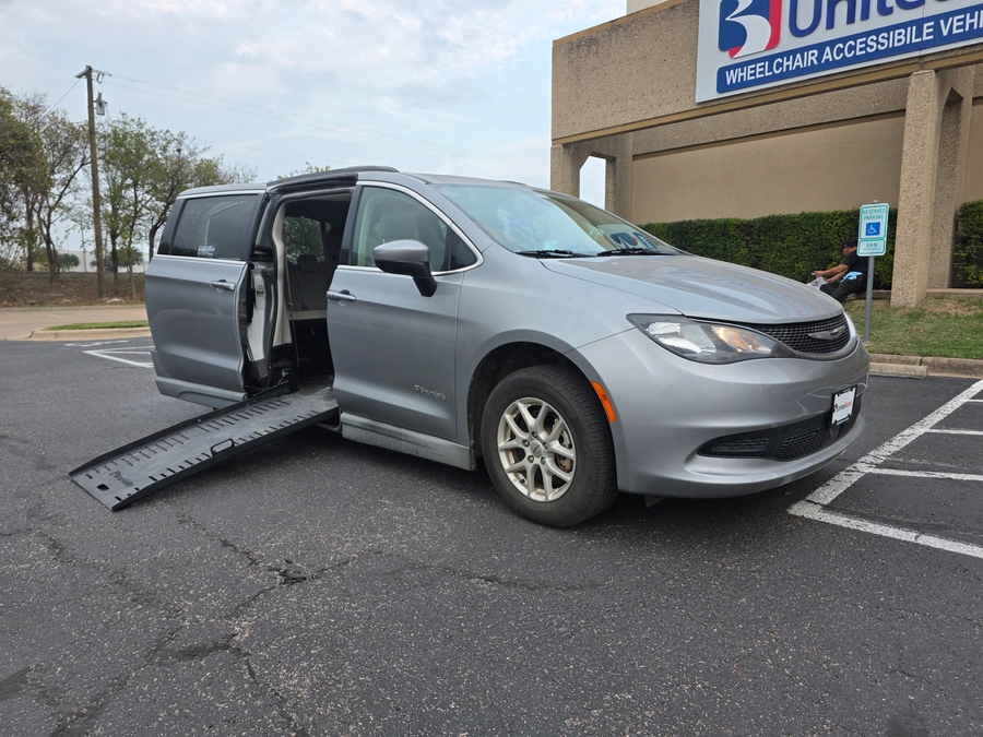 2021 Chrysler Voyager's photo