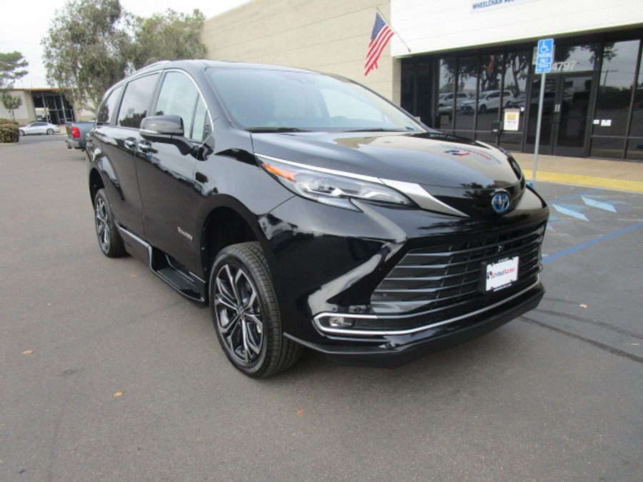 New 2025 Toyota Sienna Hybrid Platinum - BraunAbility Side Entry Entry In Floor Automatic Ramp