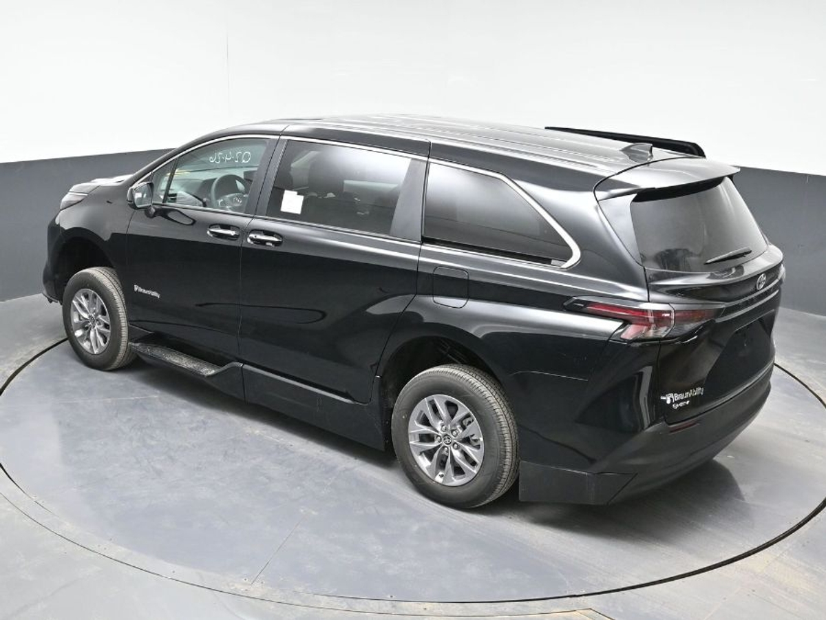 Black Toyota Sienna image number 7