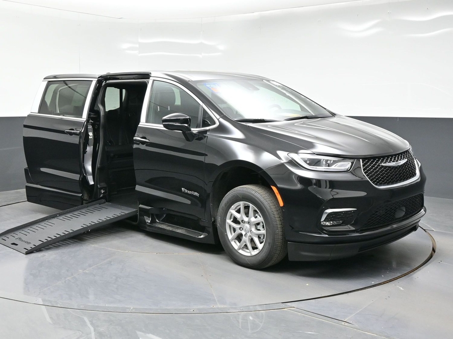 2026 Chrysler Pacifica Select's photo