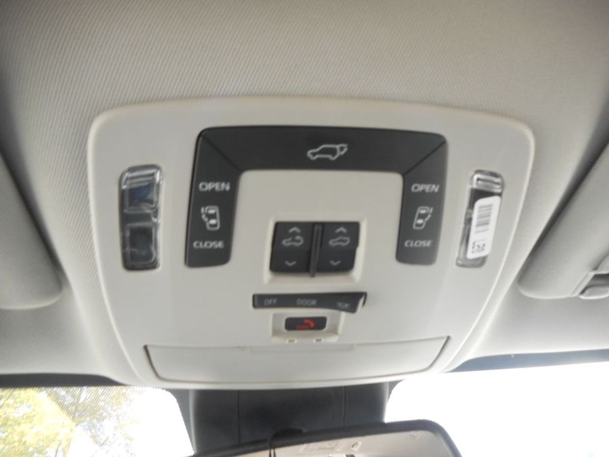 Grey Toyota Sienna image number 15