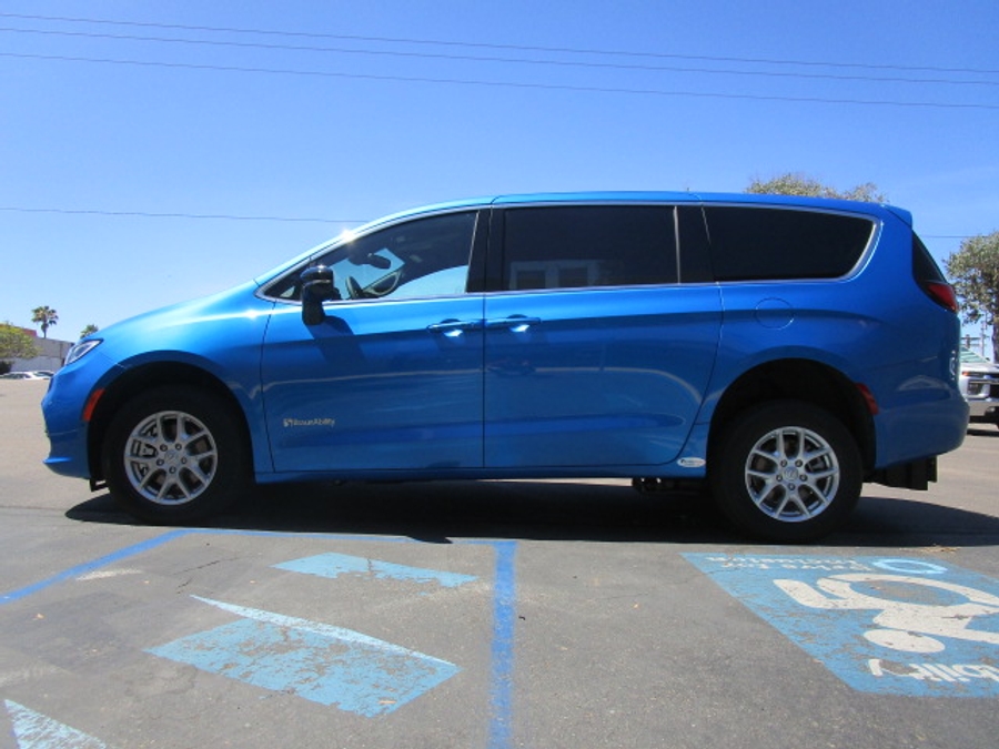 New 2026 Chrysler Pacifica Select Safety - BraunAbility Rear Entry Entry Fold Out Manual Ramp