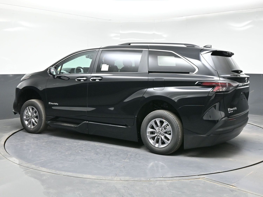 Black Toyota Sienna image number 3