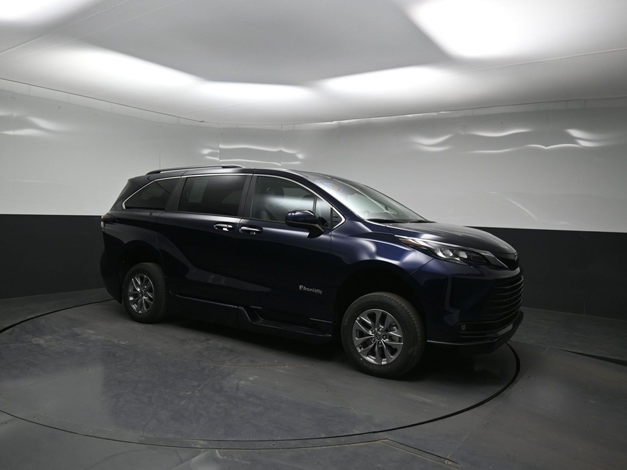New 2026 Toyota Sienna Hybrid XLE Add - BraunAbility Side Entry Entry In Floor Automatic Ramp