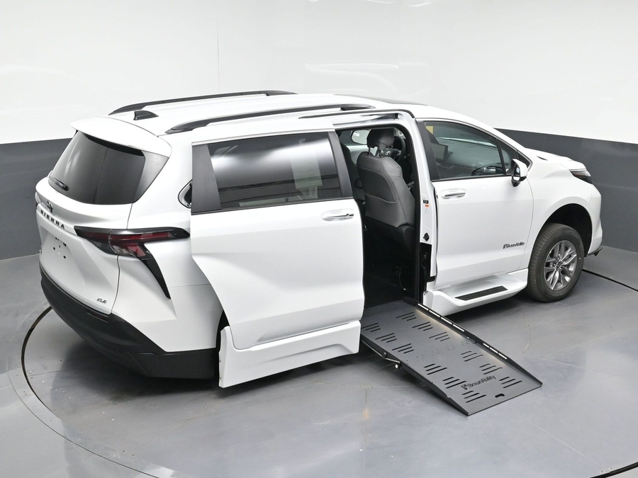 New 2026 Toyota Sienna Hybrid XLE Add - BraunAbility Side Entry Entry Fold Out Automatic Ramp