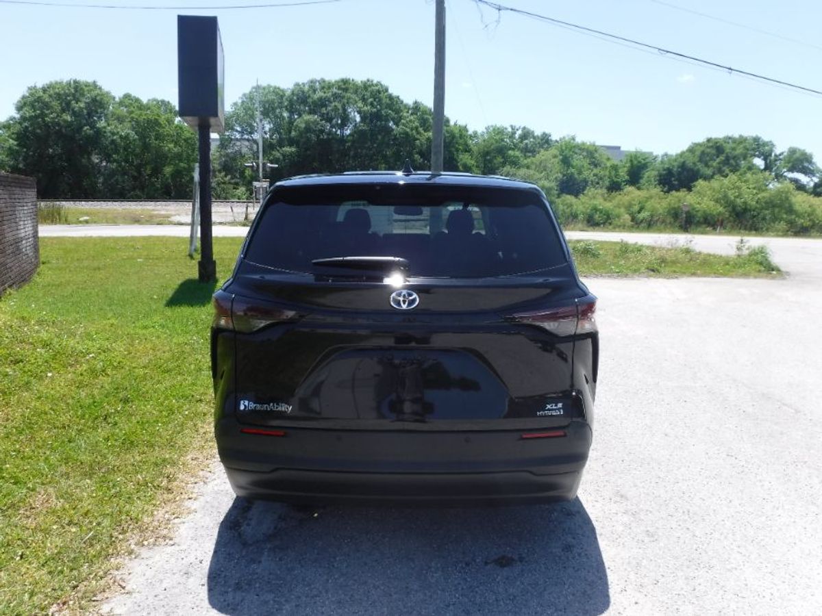 Black Toyota Sienna image number 6