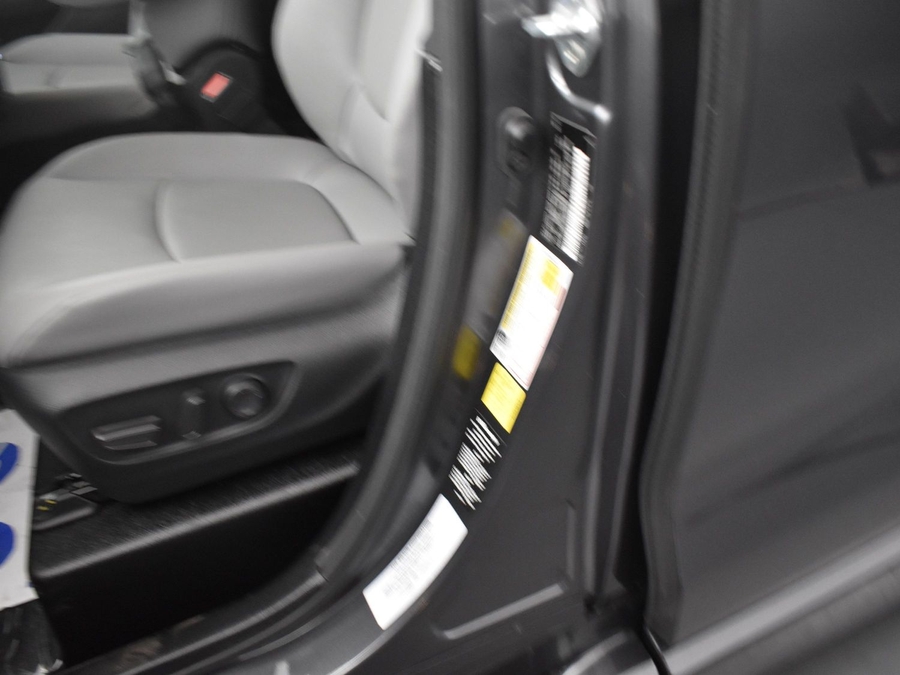 New 2025 Toyota Sienna Hybrid XLE Base - BraunAbility Side Entry Entry Fold Out Automatic Ramp