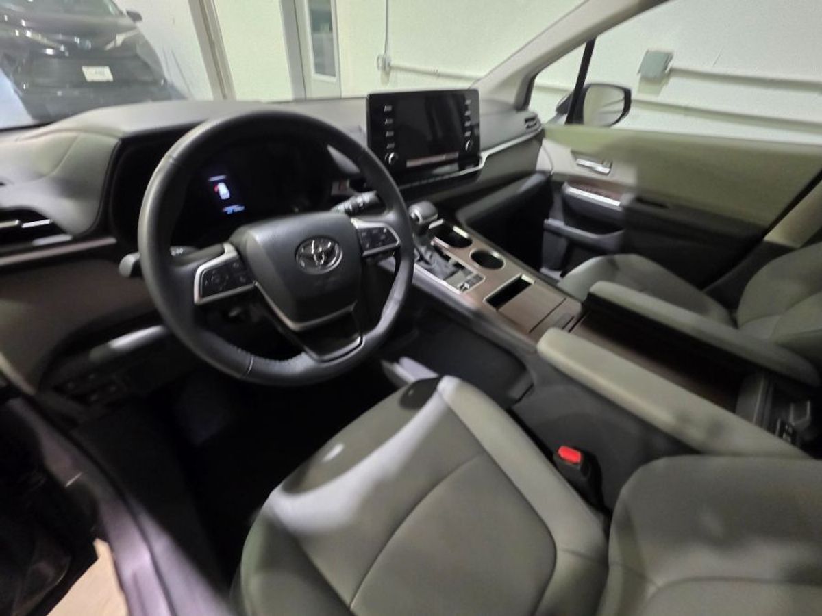 Grey Toyota Sienna image number 28