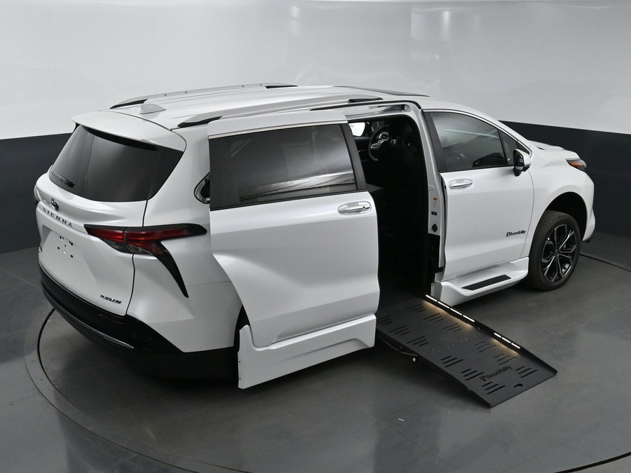New 2025 Toyota Sienna Hybrid Platinum - BraunAbility Side Entry Entry Fold Out Automatic Ramp
