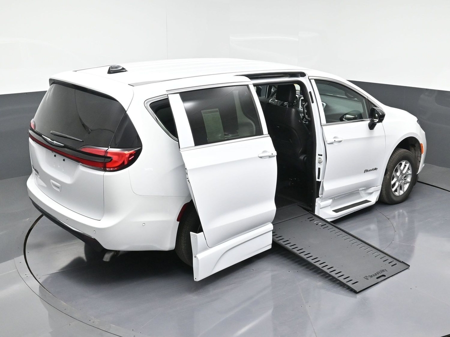 New 2025 Chrysler Pacifica Select Safety - BraunAbility Side Entry Entry In Floor Automatic Ramp