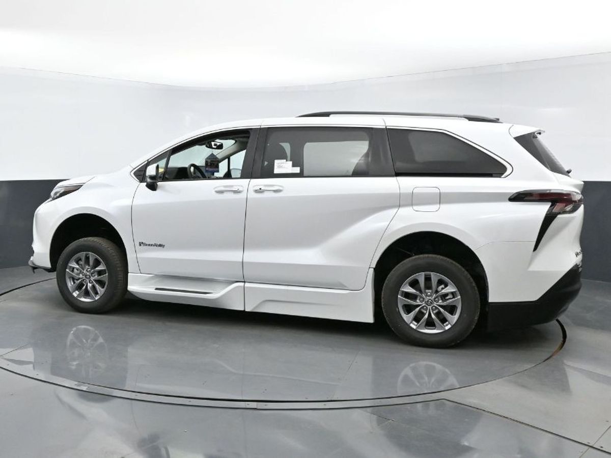 2023 Toyota Sienna XLE - Photo 21