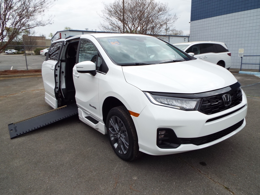 White Honda Odyssey image number 31