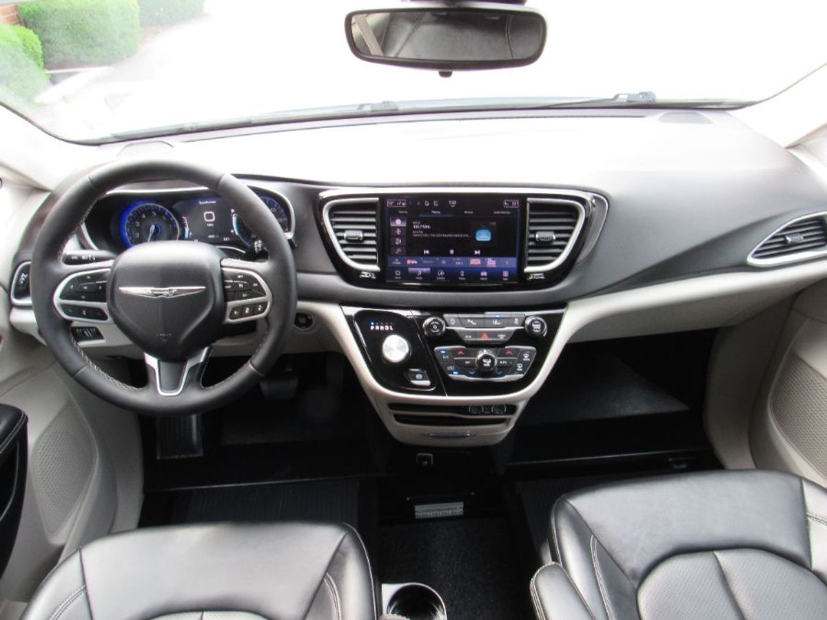 White Chrysler Pacifica image number 19