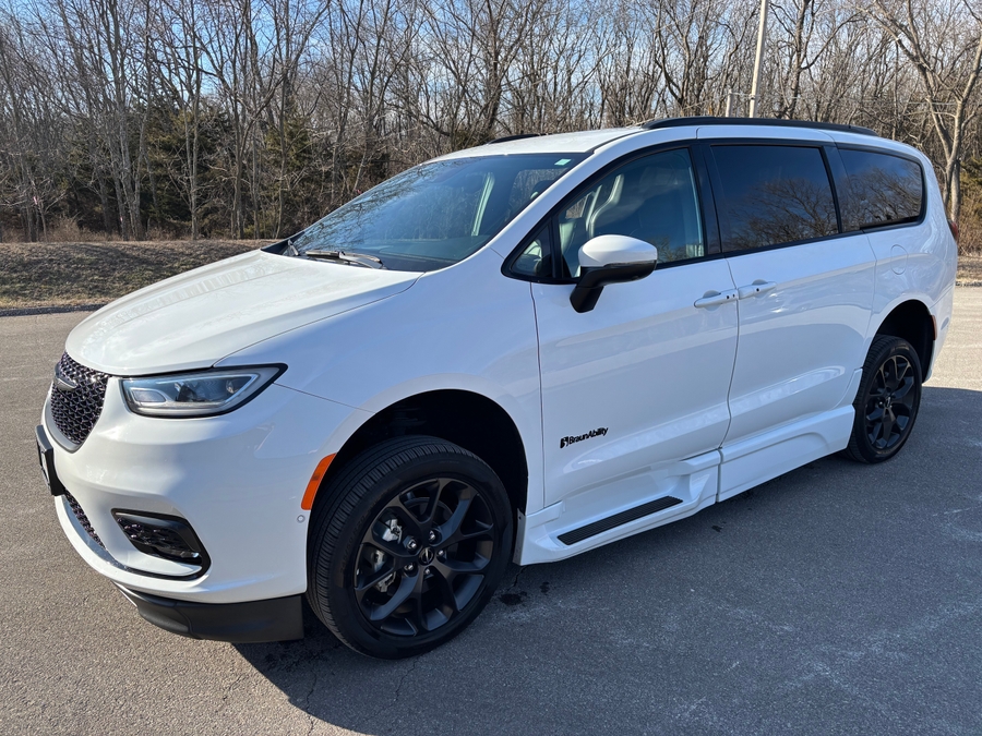 Used 2023 Chrysler Pacifica Touring L Sport - BraunAbility Side Entry Entry In Floor Automatic Ramp