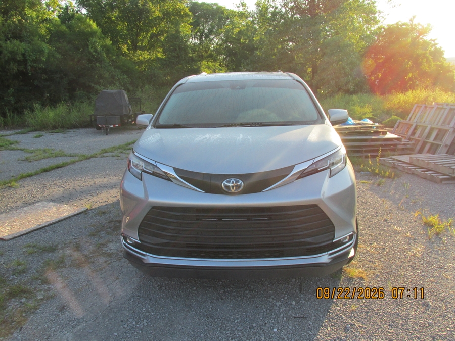 Silver Toyota Sienna image number 2