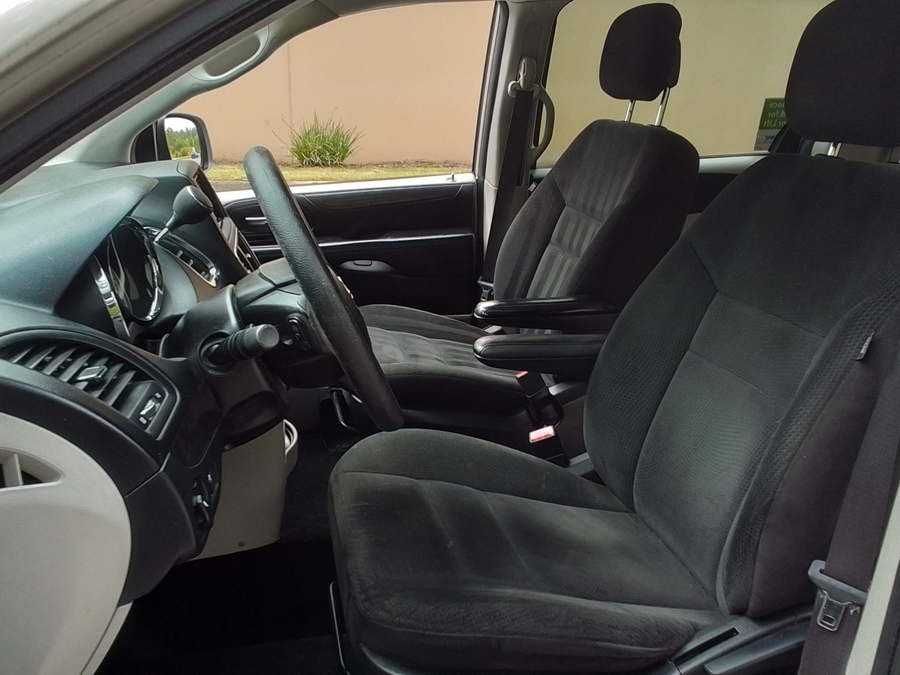 Brown Dodge Grand Caravan image number 3